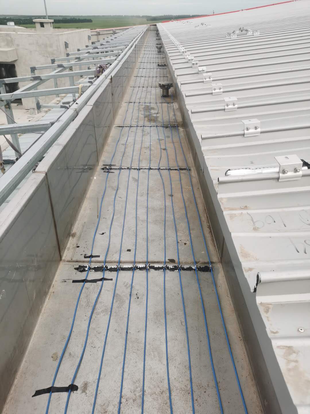 屋頂融雪電伴熱系統(tǒng)適用于居民住宅、機(jī)場(chǎng)、火車(chē)站、體育館 